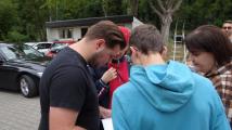 Hand in Hand kommt Farbe an die Wand