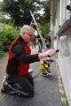 Hand in Hand kommt Farbe an die Wand