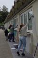 Hand in Hand kommt Farbe an die Wand