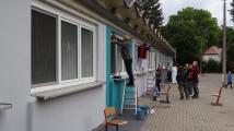 Hand in Hand kommt Farbe an die Wand