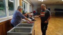 Hand in Hand kommt Farbe an die Wand