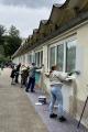 Hand in Hand kommt Farbe an die Wand