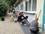 Hand in Hand kommt Farbe an die Wand