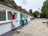 Hand in Hand kommt Farbe an die Wand
