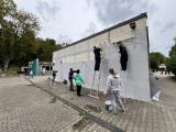 Hand in Hand kommt Farbe an die Wand