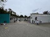 Hand in Hand kommt Farbe an die Wand