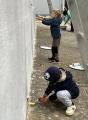 Hand in Hand kommt Farbe an die Wand
