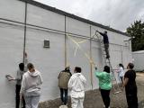 Hand in Hand kommt Farbe an die Wand